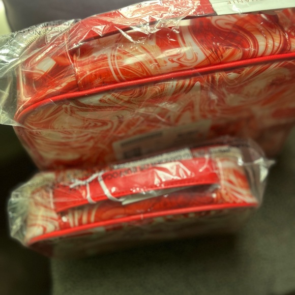 A new pretty red an white cupcake makeup bag never opened, well covered - Picture 1 of 2